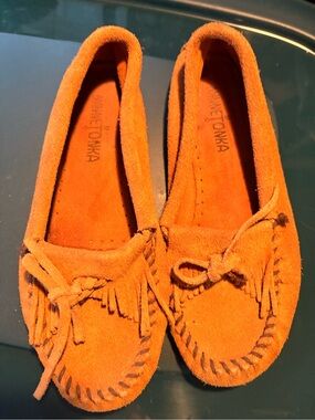 Minnetonka womens tan Suede Moccasin Shoes. Size 6
